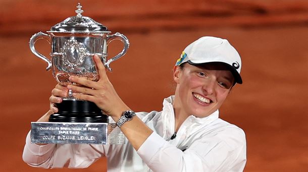 Iga Swiatek con el trofeo de ganadora de Roland Garros