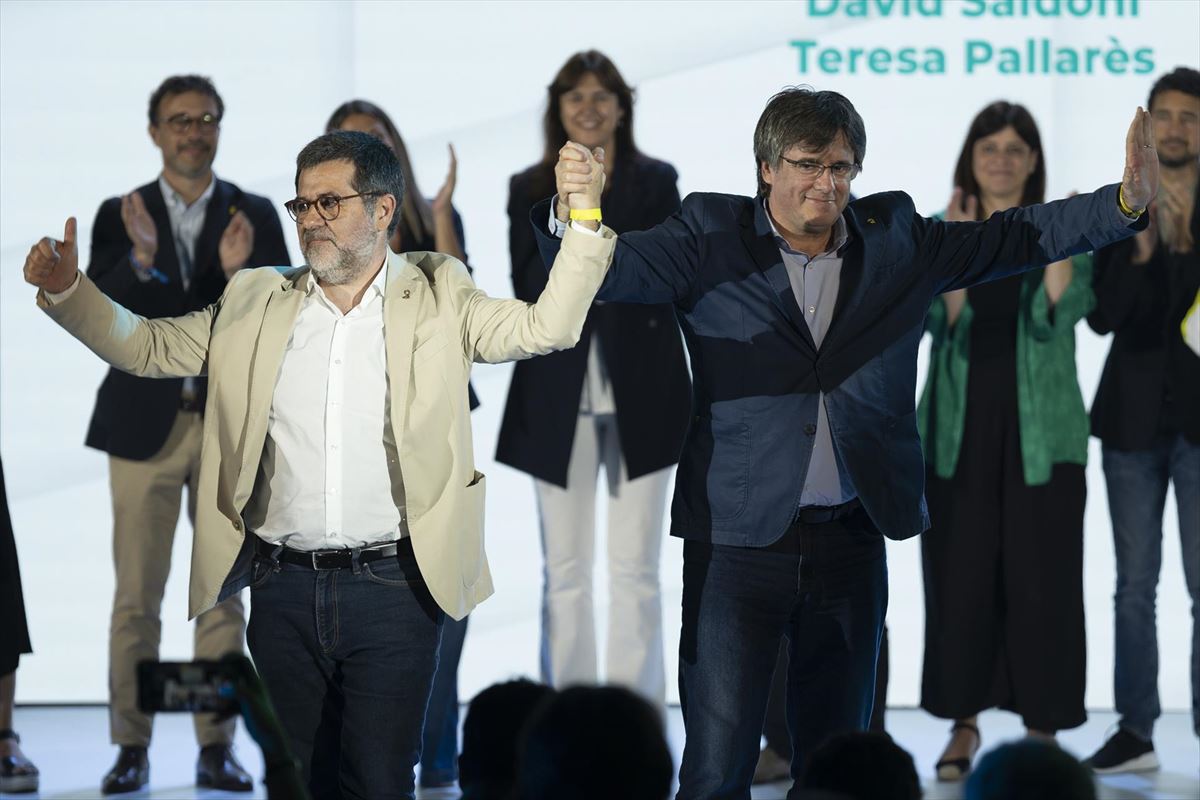 Erreleboa Junts per Catalunyan: Batasunerako deia eginez agurtu dira Puigdemont eta Sanchez