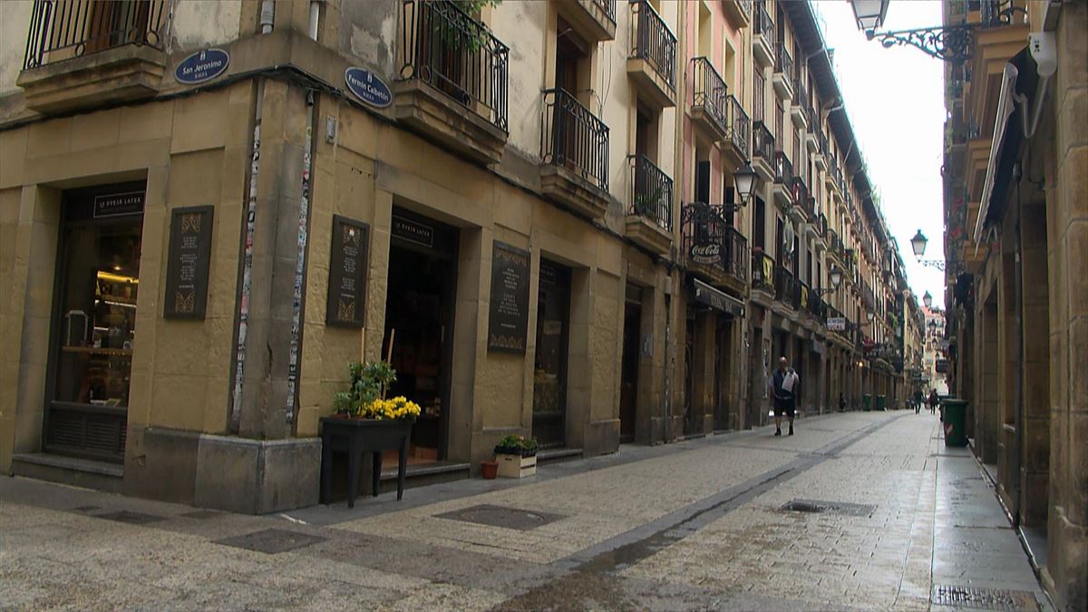 Imagen de la calle Fermín Calbetón, en la Parte Vieja donostiarra. Foto: EITB MEDIA