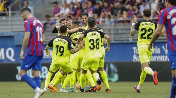 Los jugadores del Girona celebran el primer gol del partido