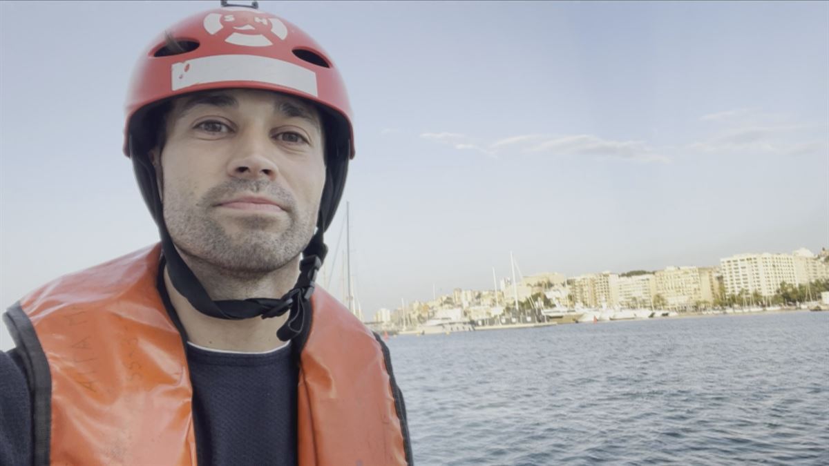 Asier Sánchez a bordo del 'Aita Mari'. Imagen obtenida de un vídeo de EITB Media.