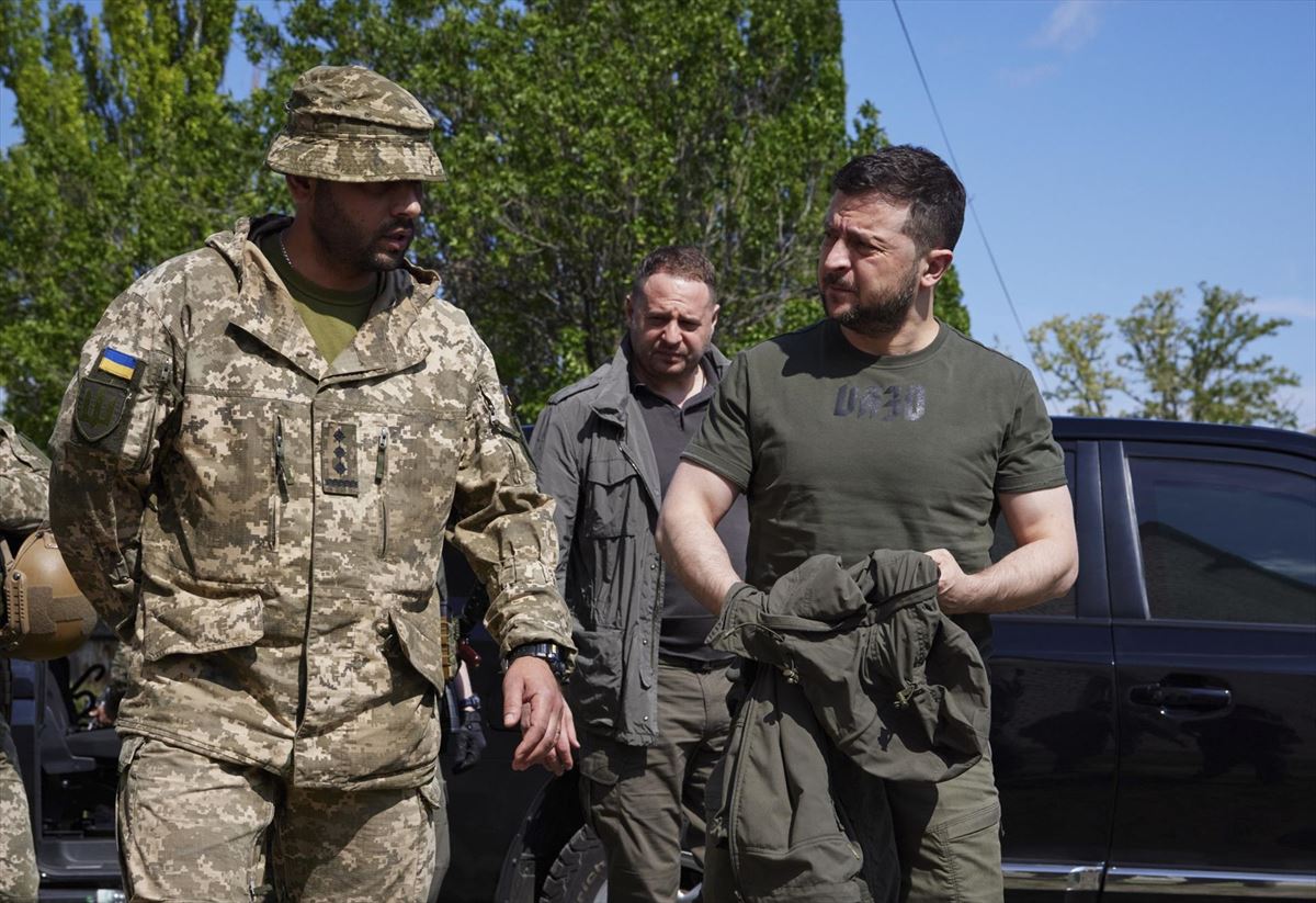 Zelenskik Donetsk eta Luhansk bisitatu ditu