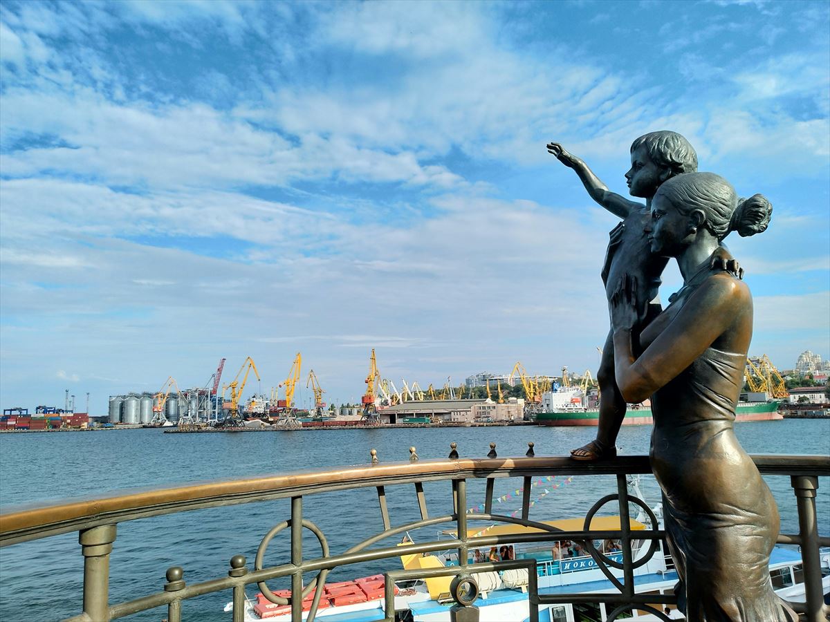 Escultura de 'La esposa del marinero' en Odessa, con el puerto al fondo. Dmvl - Pixabay