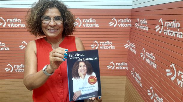 Mariate Quintero Ríos con su libro "Ser Virtud en tiempos de Carencia".
