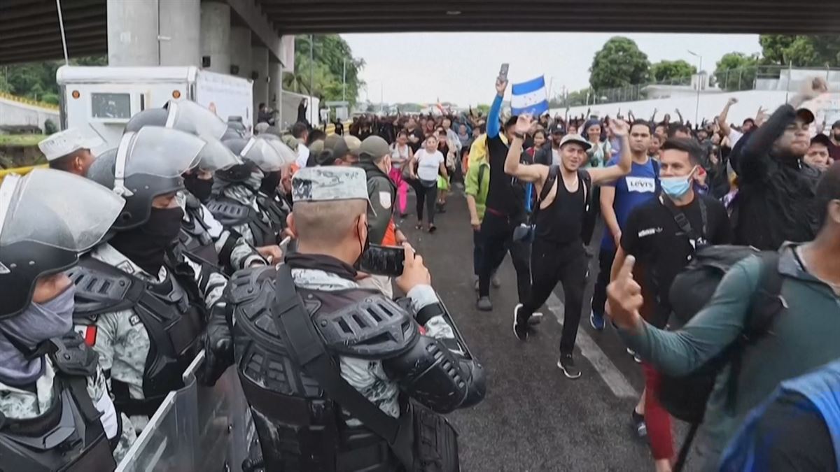 Caravana de migrantes cruza México. Imagen obtenida de un vídeo de Agencias.