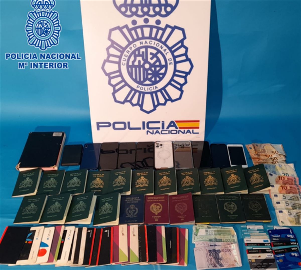 Los 22 pasaportes falsificados hallados en los registros. 