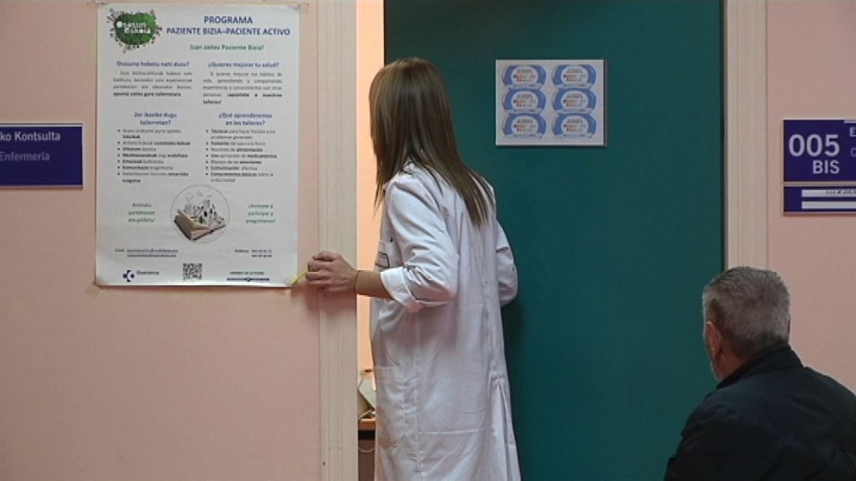 Un paciente espera a ser atendido por su médico de familia. 