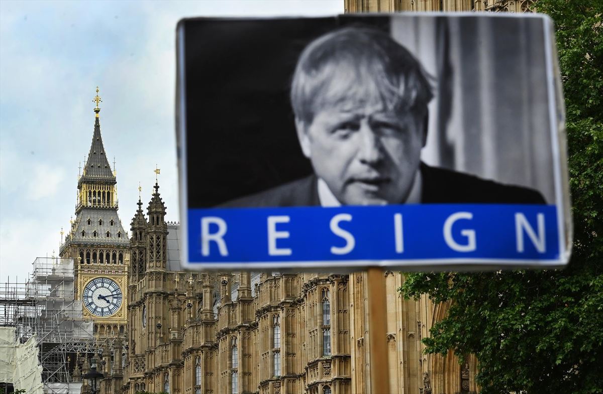 Cartel pidiendo la dimisión de Boris Johnson. Foto de archivo de EFE