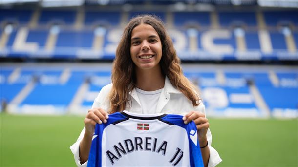Andreia Jacinto posa con la camiseta e la Real Sociedad