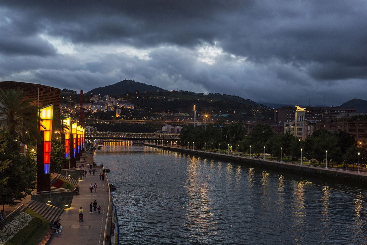 El encendido de farolas anunciará la llegada de la Noche Blanca. Foto: Ayuntamiento de Bilbao.
