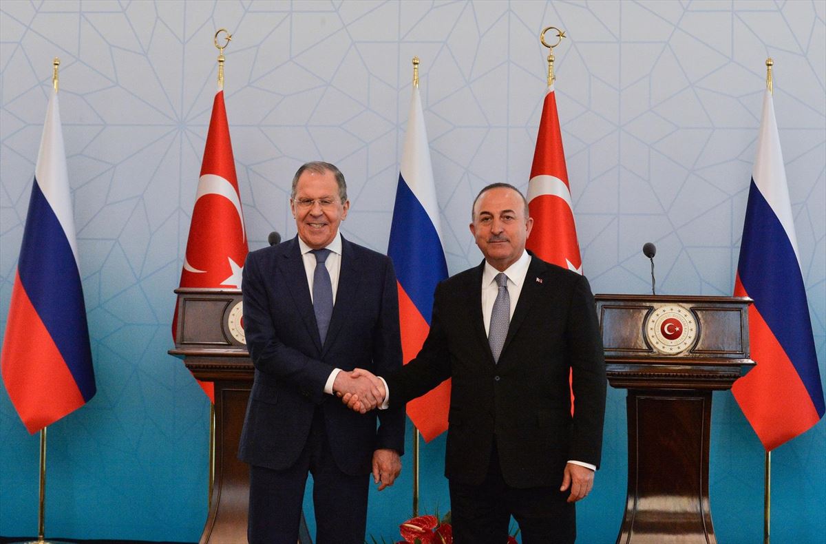 Los ministros de Exteriores de Rusia, Serguéi Lavrov, y Turquía, Mevlüt Çavusoglu. Foto: EFE