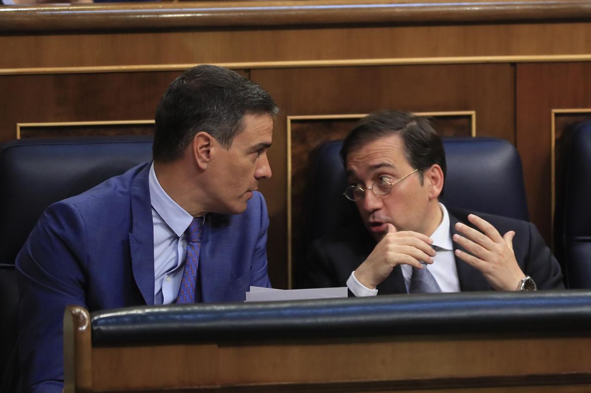 Pedro Sánchez y José Manuel Albares en el Congreso. Foto: EFE