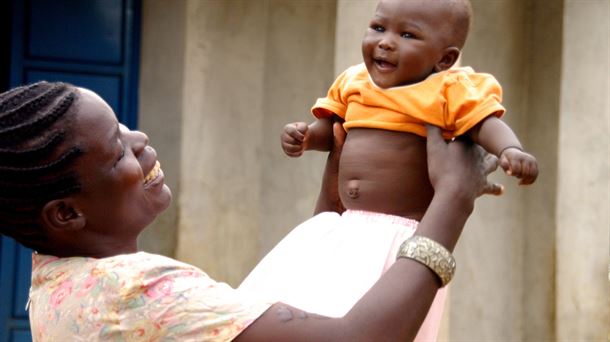 Mujer africana sostiene a su bebé en brazos