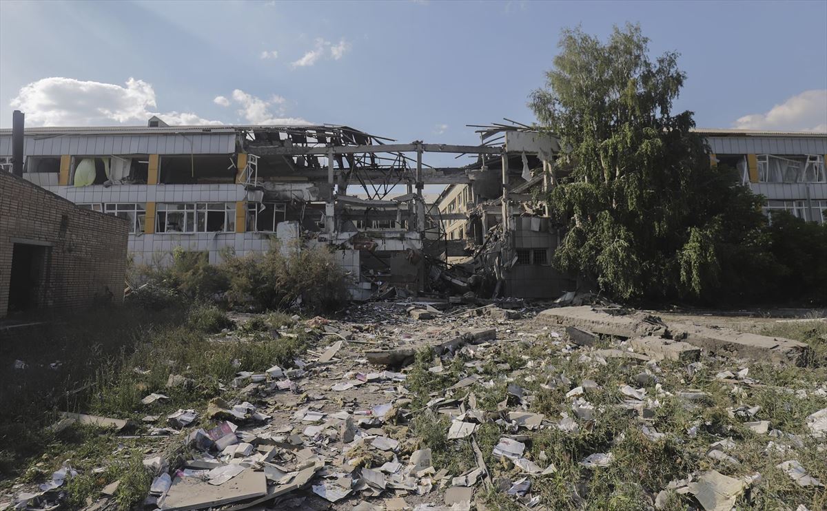 Bonbardaketek suntsitutako eskola, Bakhmut hirian (Donetsk). Artxiboko argazkia: EFE