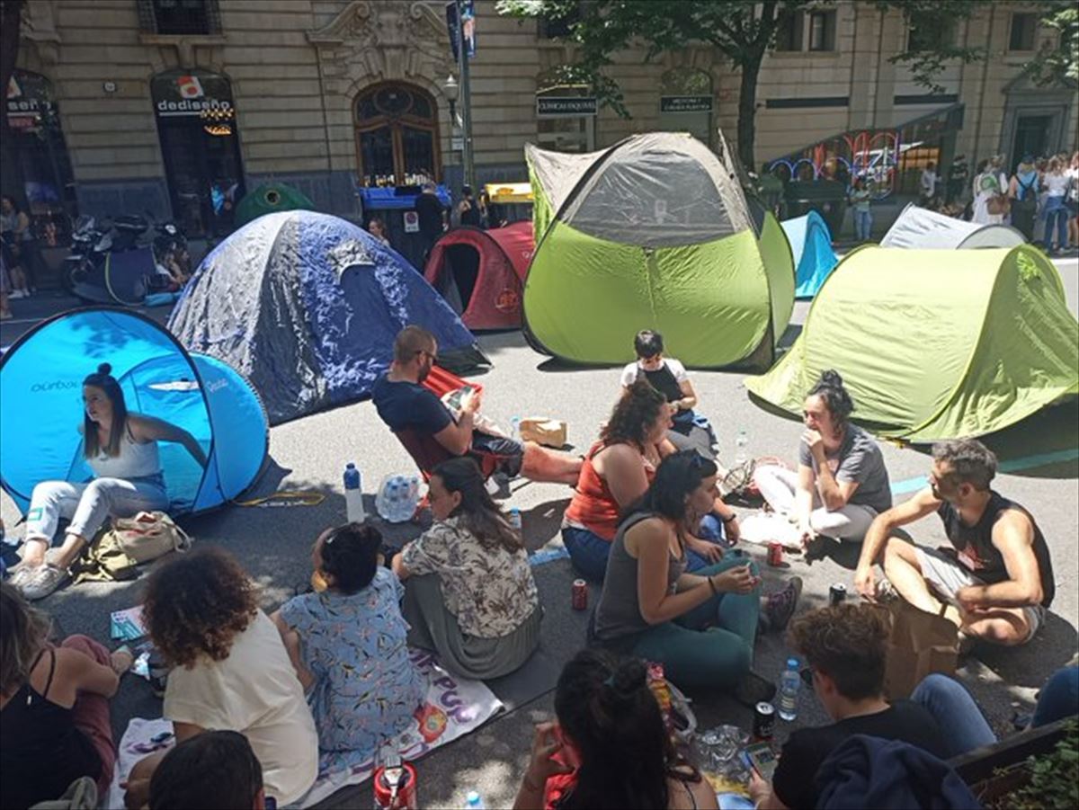 Las trabajadoras han realizado una acampada frente a la sede de Cebek. 