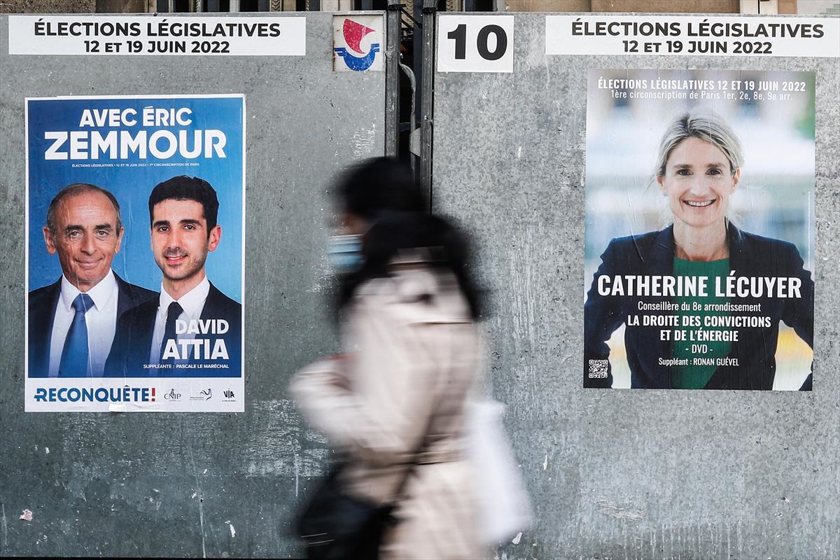 Carteles de la campaña para las elecciones legislativas, en París. Foto: EFE