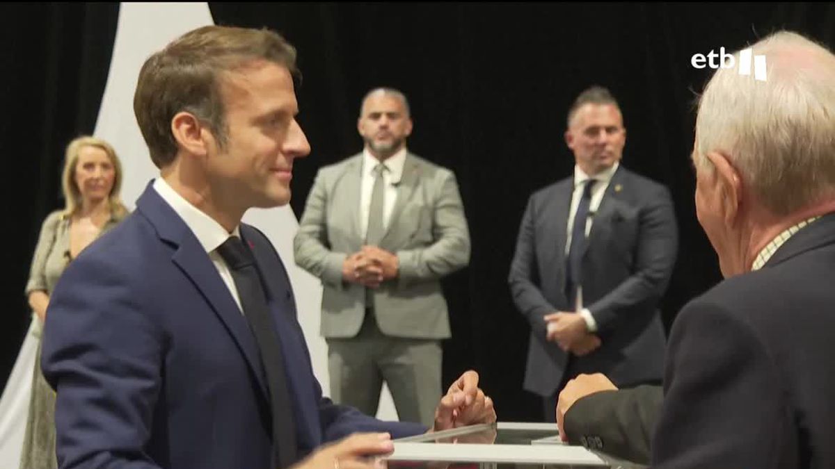 Emmanuel Macron, votando. Imagen obtenida de un vídeo de EITB Media