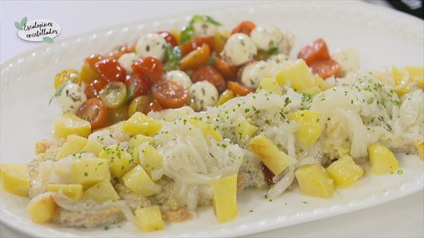 Escalopines encebollados con ensalada de cherrys