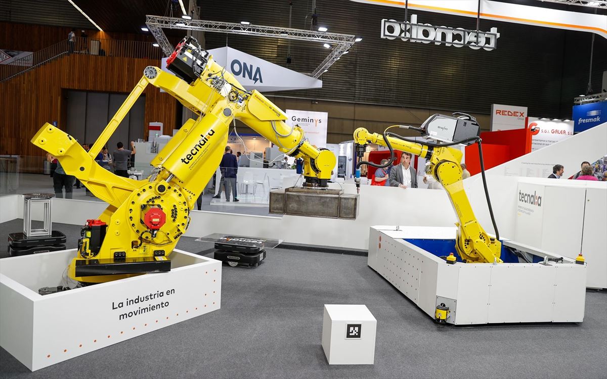 Dos robots en la exposición de la Bienal de Máquina Herramienta anterior