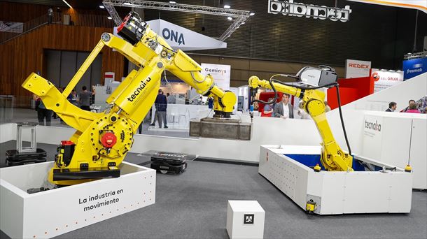 Bi robot aurreko Makina-Erremintaren Biurtekoaren erakusketan
