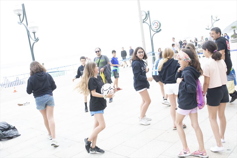 Baloiak banatu genituen bertaratutakoen artean