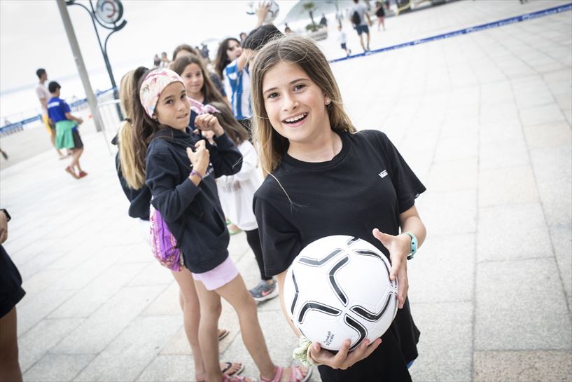 Baloiak banatu genituen bertaratutakoen artean