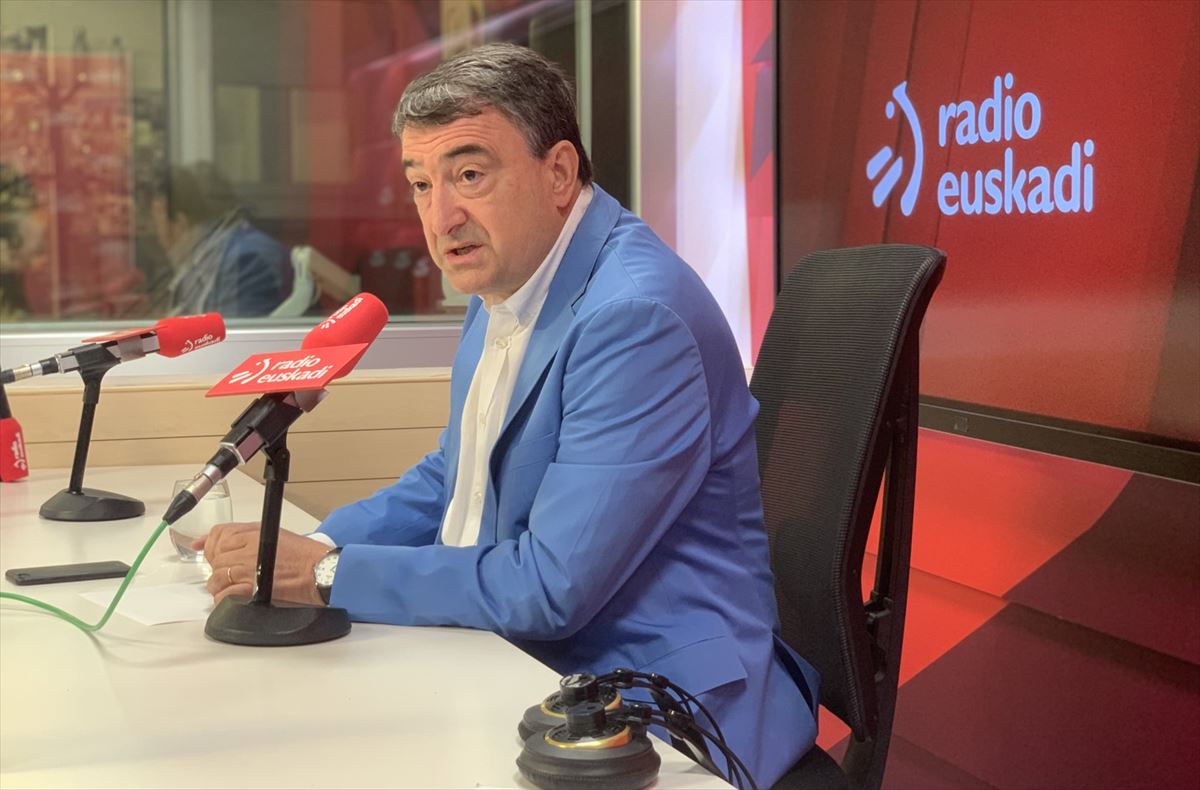 Aitor Esteban, entrevistado en Radio Euskadi.