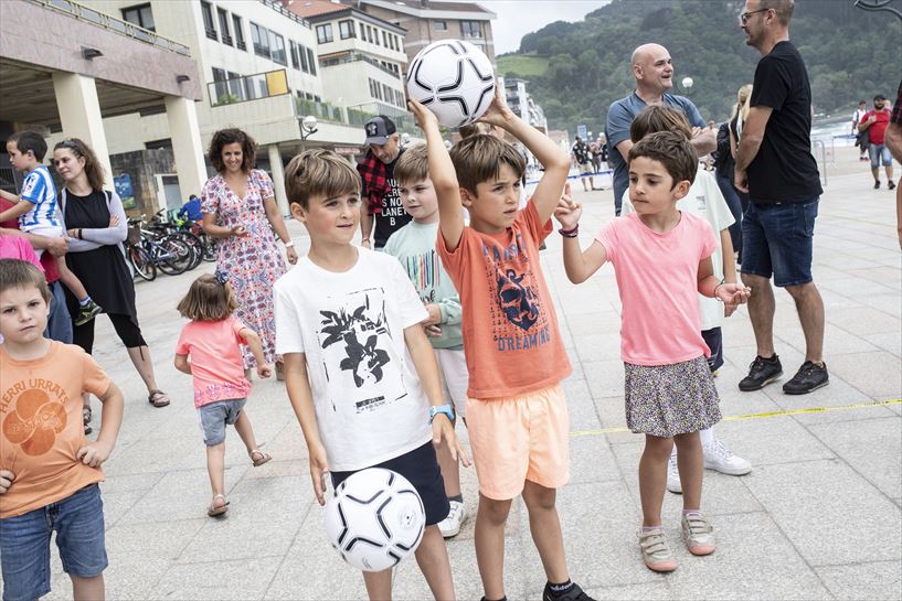 Baloiak banatu genituen bertaratutakoen artean