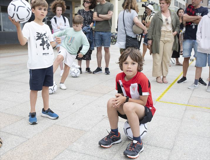 Baloiak banatu genituen bertaratutakoen artean
