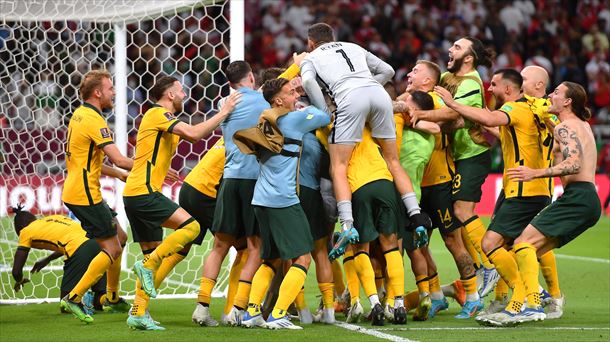 Los jugadores de Australia celebran tras ganar la tanda de penaltis al Perú. Foto: EFE