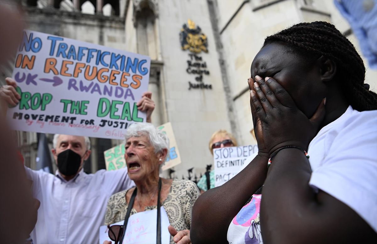 Activistas por los Derechos Humanos, protestan contra las deportaciones en Londres. EFE