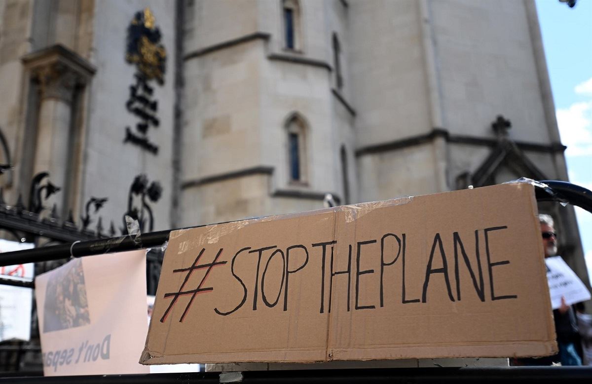 Pancarta en Londres pidiendo frenar el despegue del primer vuelo del Reino Unido a Ruanda
