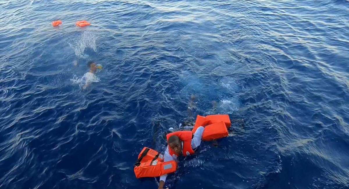 Rescate en alta mar. Imagen obtenida de un vídeo de EITB Media.