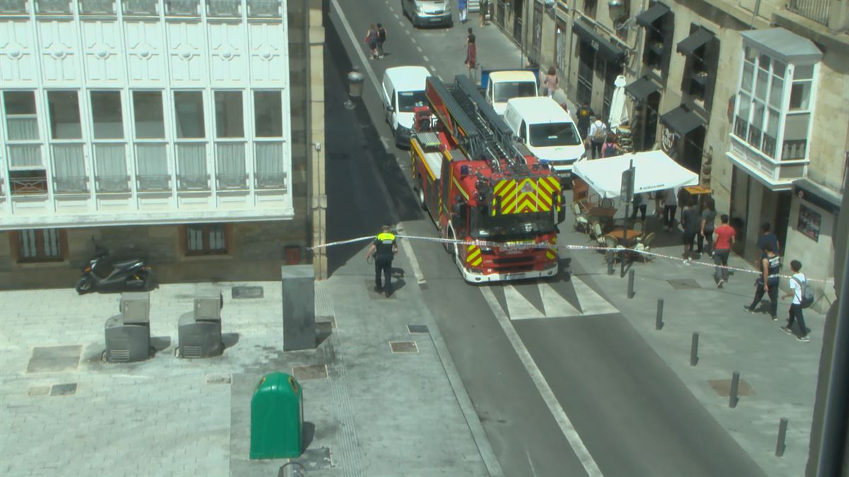 Calle cortada en Vitoria. Imagen obtenida de un vídeo de EITB Media.