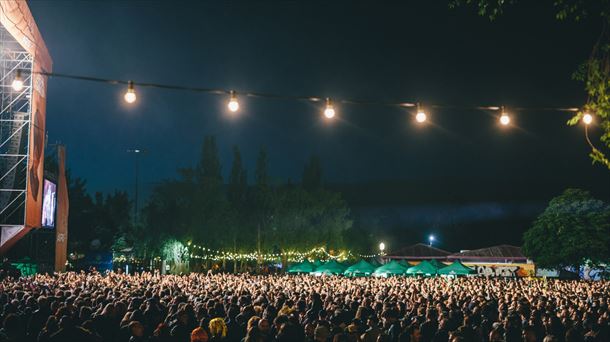 Badator Azkena Rock Festival, 55 talderen zuzenekoarekin eta aurreikuspen historikoekin