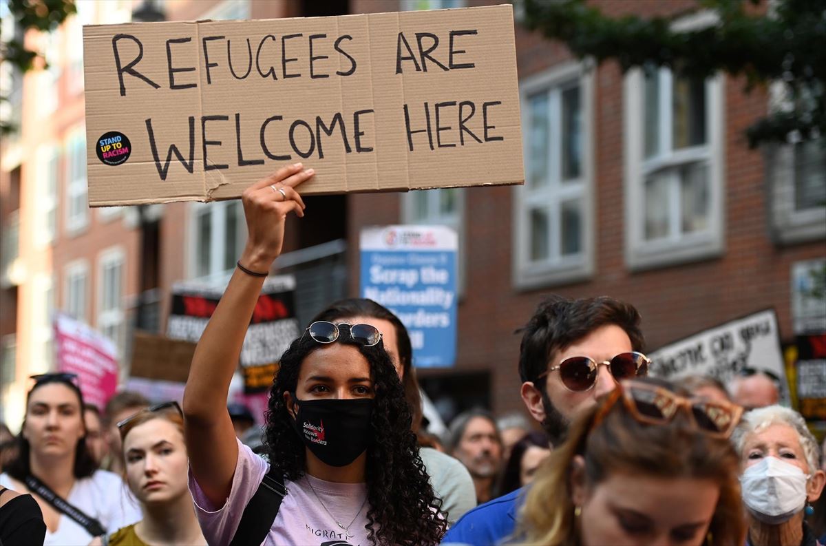 Activistas protestan contra las deportaciones, "los refugiados son bienvenidos". EFE