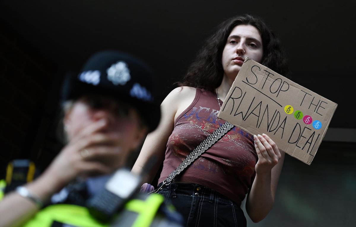 Una joven protesta en Londres. Foto: EFE