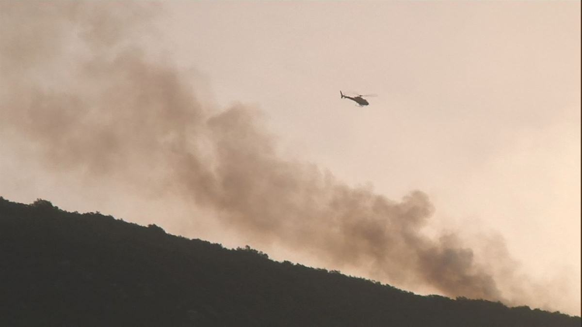 Helikopteroa sutearen gainean. EITB Mediaren bideo batetik ateratako irudia.