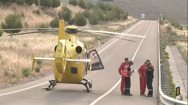 Helicóptero que trabaja en las labores de extinción. Imagen obtenida de un vídeo de EITB Media.