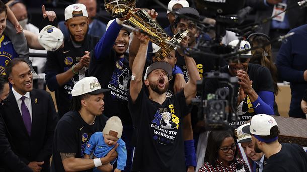 Los Warriors, con el trofeo de campeones de la NBA 2022