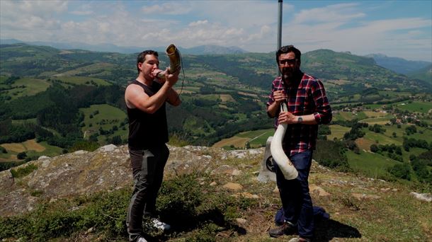 Mikel Pagadi con uno de los protagonsitas del programa de hoy.