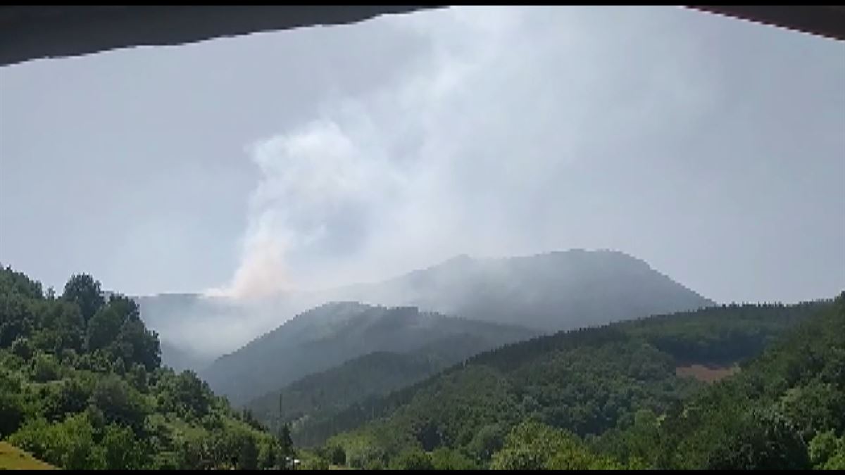 Los bomberos se afanan en apagar el incendio forestal declarado en el monte Arastortz