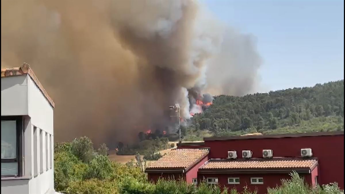 El fuego acecha una casa en Legarda. Captura de imagen de un vídeo de @balenciagaj_