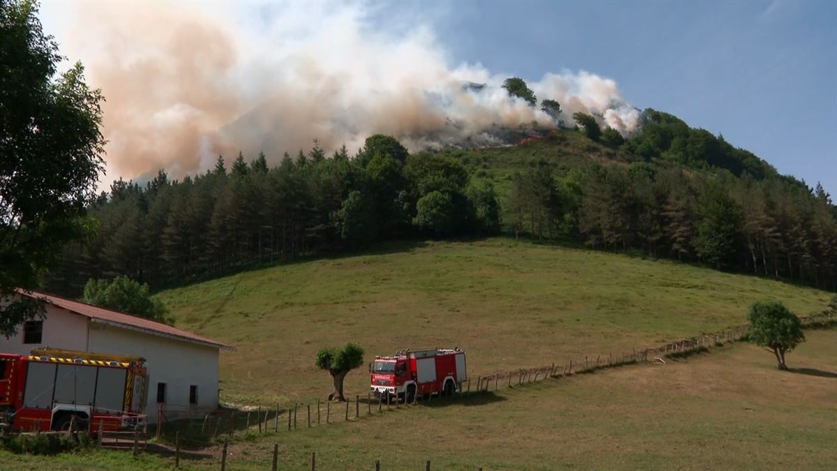 Imagen del incendio desde la localidad de Ataun. Foto: EITB MEDIA