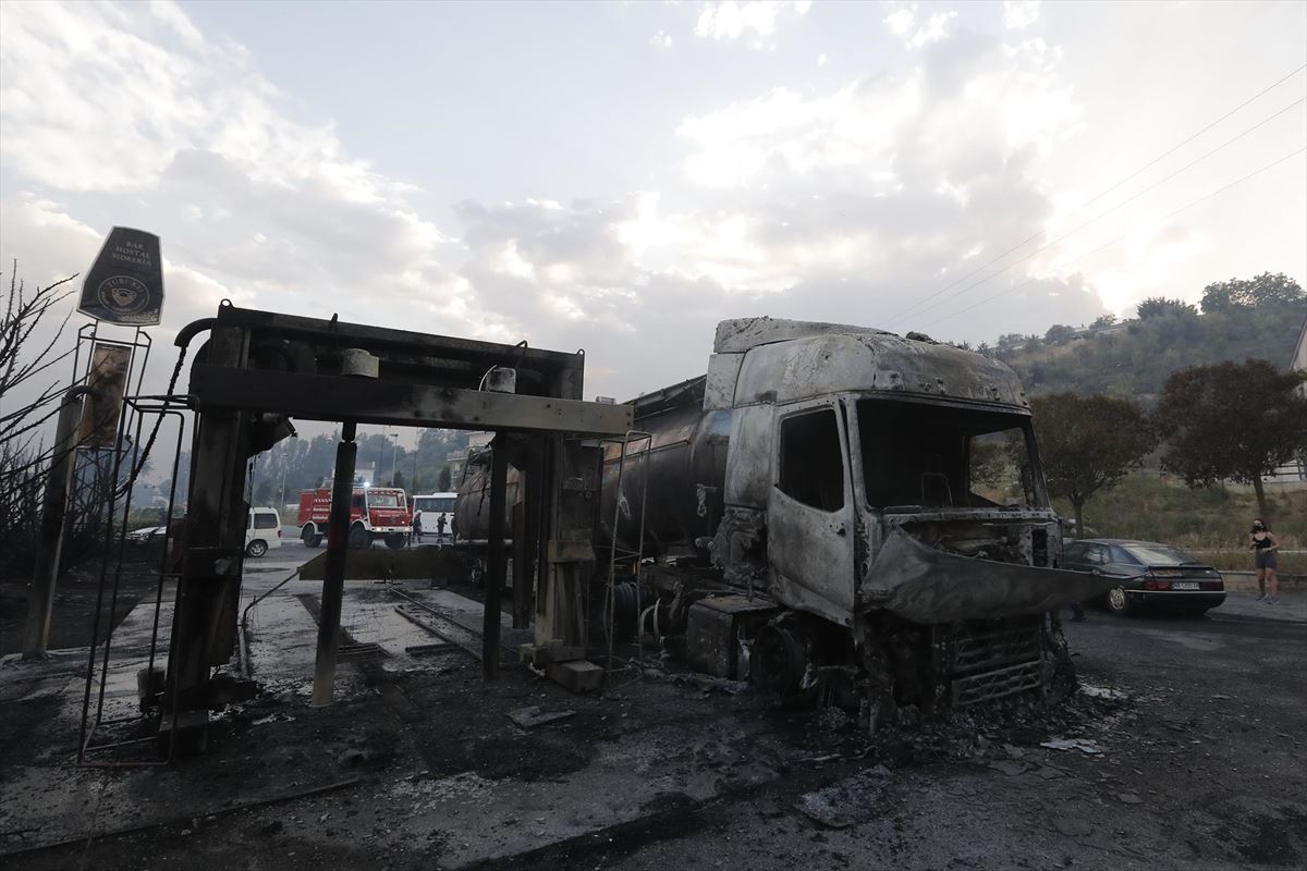 Camión quemado en Puente la Reina. Foto: EFE