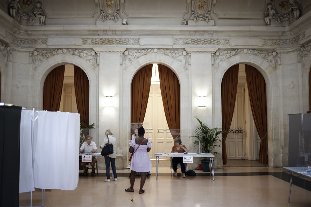 Un colegio electoral de París, este mediodía. Foto: EFE