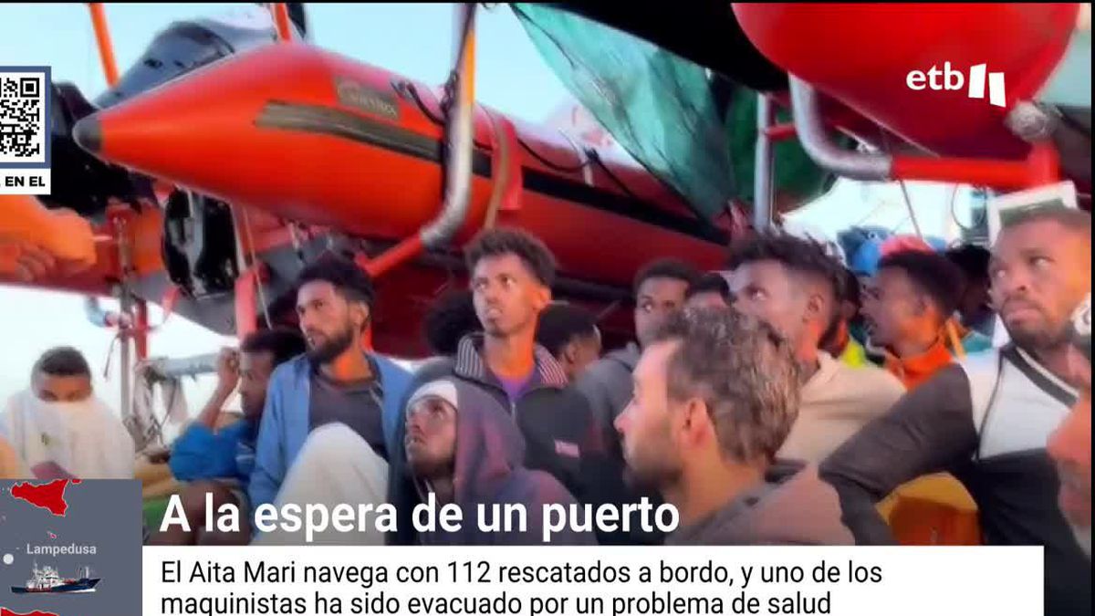 El Aita Mari navega con 112 personas rescatadas a bordo, sin poder desembarcar