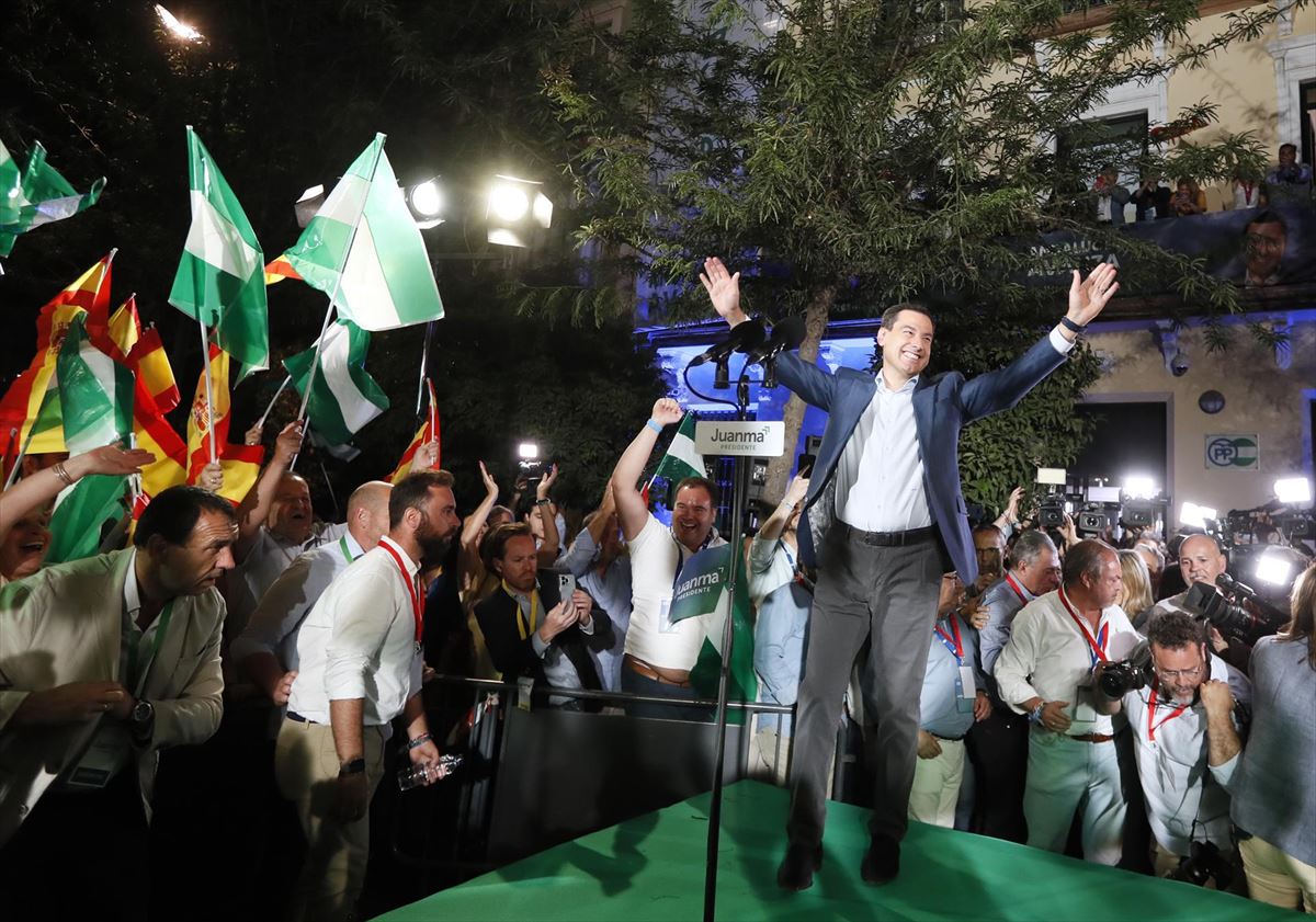Juanma Moreno, celebrando el triunfo del PP. Foto: EFE.