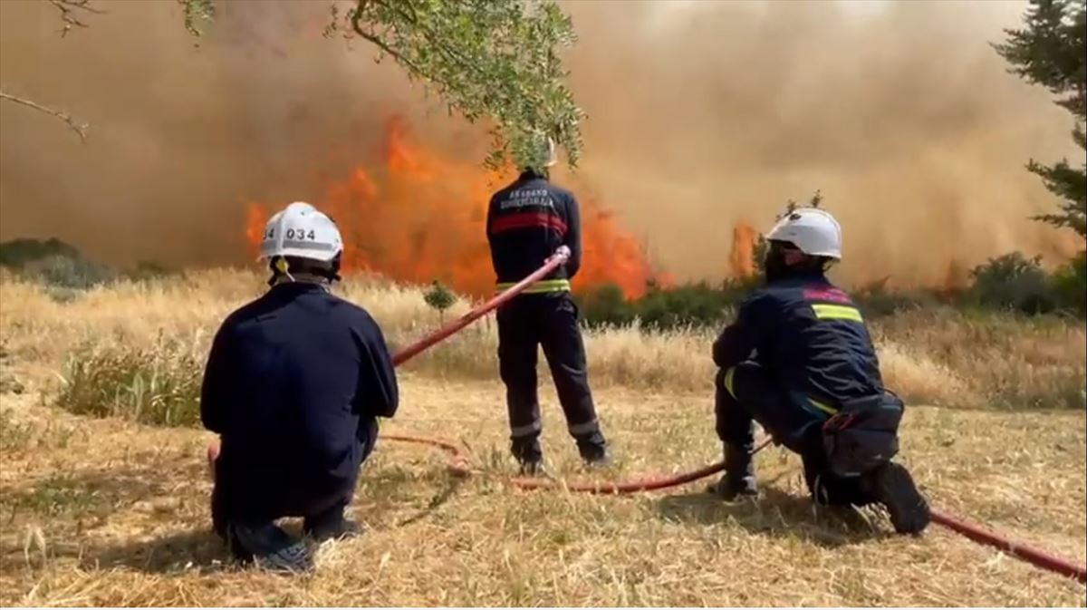 Bomberos trabajando en la extinción de un incendio. Foto: Arabako Suhiltzaileak