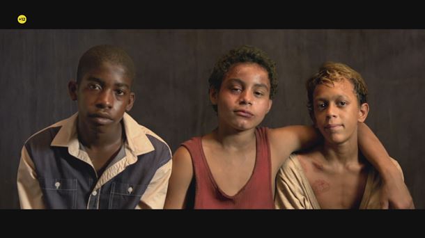 Los tres protagonistas de la película 'Trash, ladrones de esperanza'